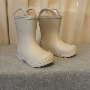 Toddle size 5 Bearpaws rubber rain boots